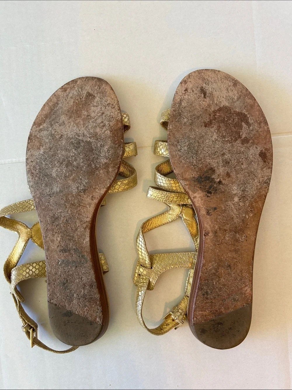 KATE SPADE METALLIC GOLD TONED EMBOSSED LEATHER TRIM SANDALS SIZE 91/2